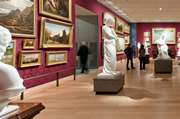 Esculturas y cuadros en hall interior